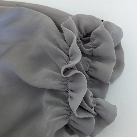 Romeo Juliet Culture Raffle Blouse Sz Small Light Grey Top - Picture 9 of 10